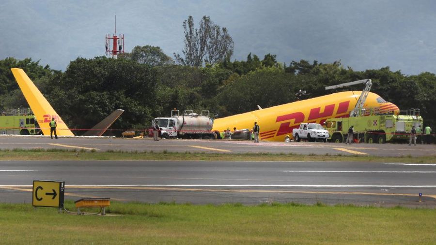 Sebuah pesawat kargo Boeing 757-200 yang dioperasikan oleh DHL melakukan pendaratan darurat sebelum tergelincir dari landasan pacu dan membelah, kata otoritas penerbangan, di Bandara Internasional Juan Santamaria di Alajuela, Kosta Rika, 7 April 2022. (AP/Carlos Gonzalez)