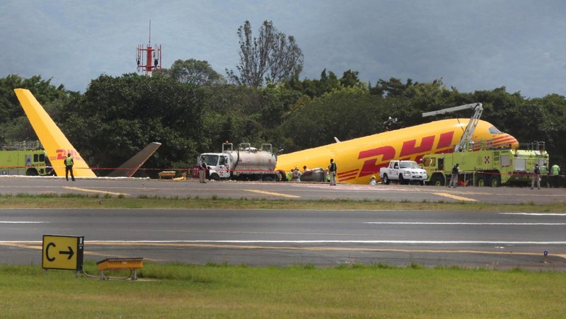 Sebuah pesawat kargo Boeing 757-200 yang dioperasikan oleh DHL melakukan pendaratan darurat sebelum tergelincir dari landasan pacu dan membelah, kata otoritas penerbangan, di Bandara Internasional Juan Santamaria di Alajuela, Kosta Rika, 7 April 2022. (AP/Carlos Gonzalez)