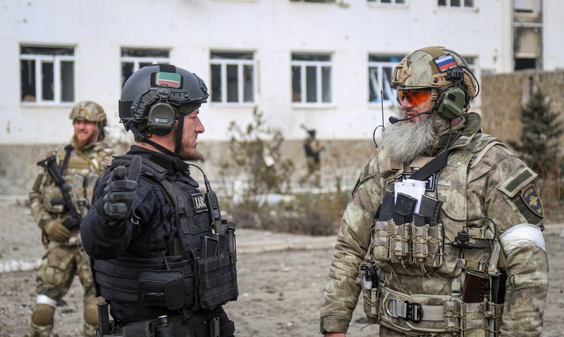 Kepala Republik Chechnya Ramzan Kadyrov menghadiri pertemuan dengan komandan pasukan gabungan ke-8 Rusia Distrik Militer Selatan dan unit pasukan khusus di pusat operasi selama konflik Ukraina-Rusia di kota Mariupol, Ukraina. (REUTERS/CHINGIS KONDAROV) Kepala Republik Chechnya Ramzan Kadyrov menghadiri pertemuan dengan komandan pasukan gabungan ke-8 Rusia Distrik Militer Selatan dan unit pasukan khusus di pusat operasi selama konflik Ukraina-Rusia di kota Mariupol, Ukraina. (REUTERS/CHINGIS KONDAROV)
