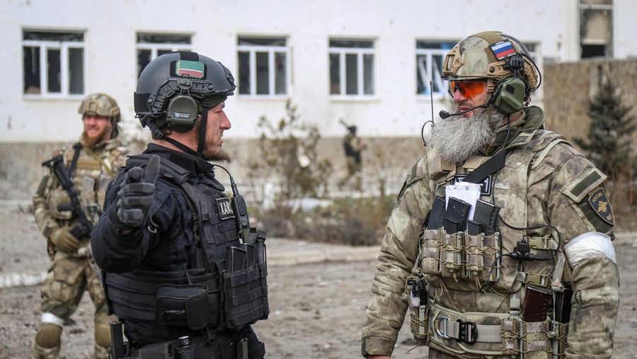 Zamid Chalaev, komandan resimen dan Isa Taimaskhanov, perwira resimen, dari Republik Chechnya berbicara selama pertempuran dalam konflik Ukraina-Rusia di kota Mariupol, Ukraina. (REUTERS/STRINGER)