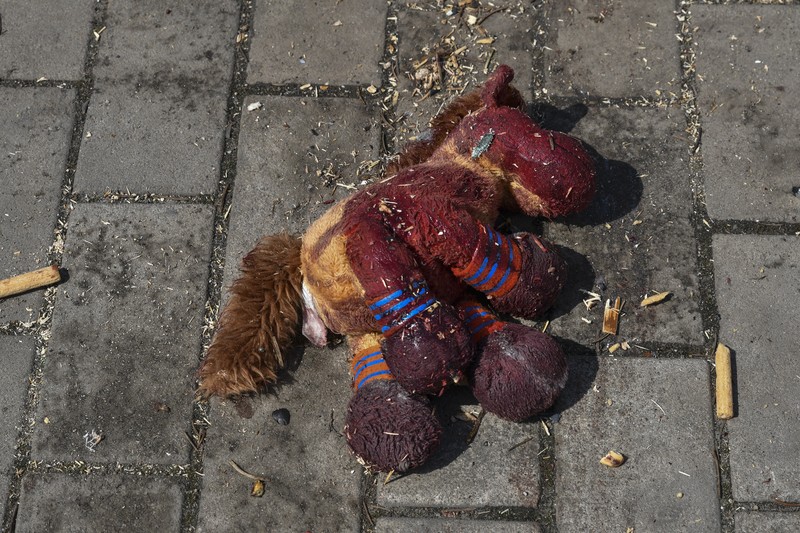 Seorang pria memeriksa sisa-sisa rudal di dekat stasiun kereta api, di tengah invasi Rusia ke Ukraina, di Kramatorsk, Ukraina. (REUTERS/STRINGER)