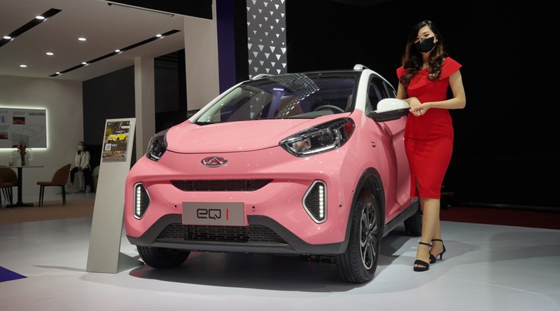 Mobil Listrik Hyundai IONIQ 5 Produksi Indonesia Mobil Listrik Hyundai IONIQ 5 Produksi Indonesia yang di pamerkan dalam ajang Indonesia International Motor Show (IIMS) 2022 di JIExpo-Kemayoran, Kamis (31/3/2022). IONIQ 5 merupakan mobil listrik yang diproduksi di pabrik Hyundai di Cikarang, Jawa Barat. (CNBC Indonesia/ Tri Susilo).