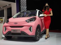 Ngabuburit Sambil Lihat Mobil di Hari Terakhir IIMS 2022