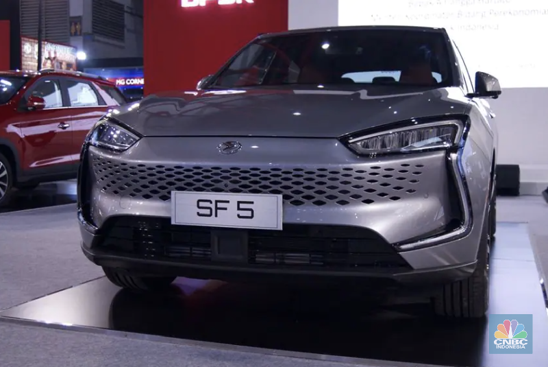 Mobil Listrik Hyundai IONIQ 5 Produksi Indonesia yang di pamerkan dalam ajang Indonesia International Motor Show (IIMS) 2022 di JIExpo-Kemayoran, Kamis (31/3/2022). IONIQ 5 merupakan mobil listrik yang diproduksi di pabrik Hyundai di Cikarang, Jawa Barat.  (CNBC Indonesia/ Tri Susilo).