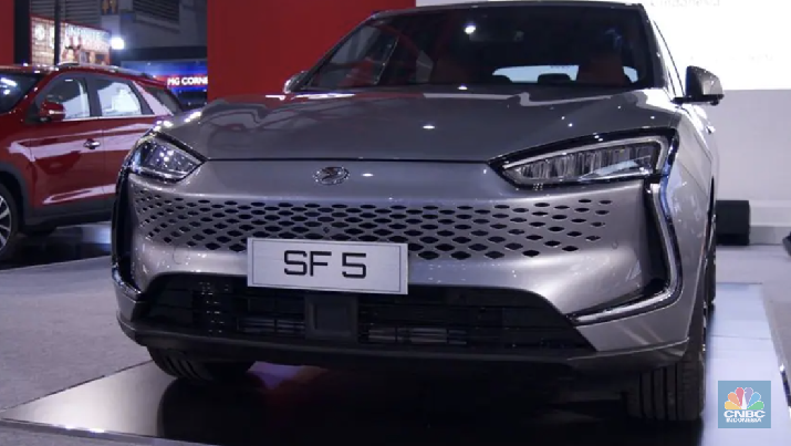 DFSK kembali memperlihatkan Seres SF5 di ajang Indonesia Internasional Motor Show (IIMS) Hybrid 2022. (CNBC Indonesia/Tri Susilo) DFSK kembali memperlihatkan Seres SF5 di ajang Indonesia Internasional Motor Show (IIMS) Hybrid 2022. (CNBC Indonesia/Tri Susilo)