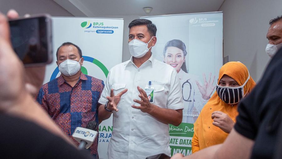 Dirut BPJAMSOSTEK Anggoro Eko Cahyo menjenguk korban kecelakaan kerja di Medan.