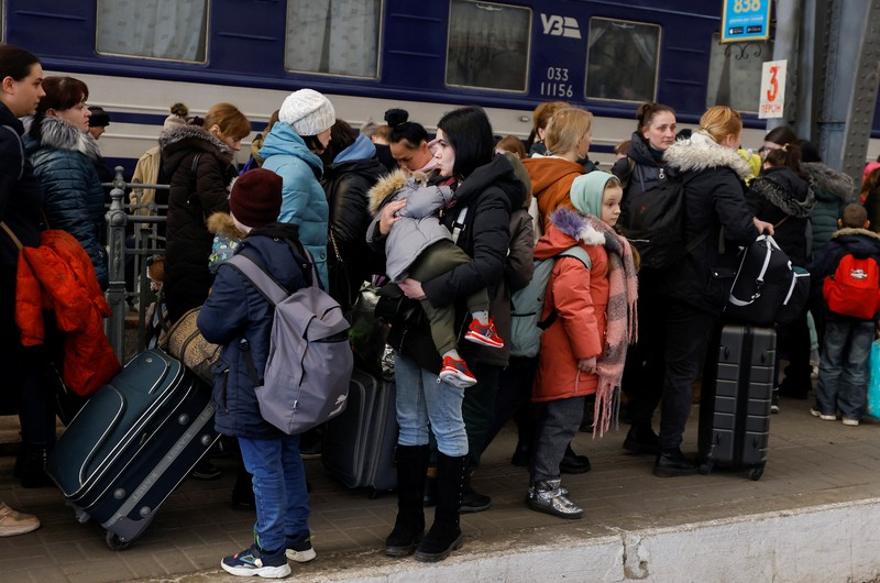 Seorang pria memeriksa sisa-sisa rudal di dekat stasiun kereta api, di tengah invasi Rusia ke Ukraina, di Kramatorsk, Ukraina. (REUTERS/STRINGER) Seorang pria memeriksa sisa-sisa rudal di dekat stasiun kereta api, di tengah invasi Rusia ke Ukraina, di Kramatorsk, Ukraina. (REUTERS/STRINGER)