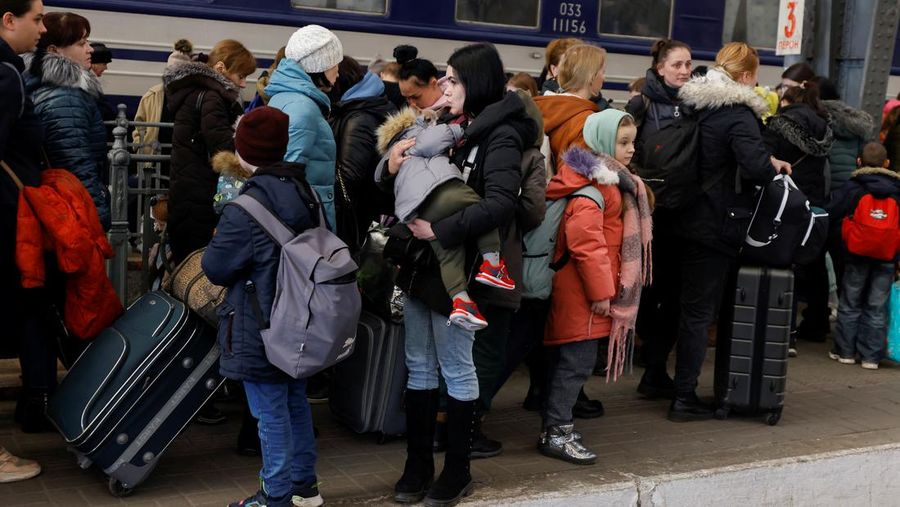 Seorang pria memeriksa sisa-sisa rudal di dekat stasiun kereta api, di tengah invasi Rusia ke Ukraina, di Kramatorsk, Ukraina. (REUTERS/STRINGER)