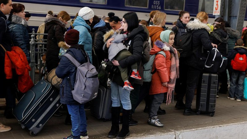 Seorang pria memeriksa sisa-sisa rudal di dekat stasiun kereta api, di tengah invasi Rusia ke Ukraina, di Kramatorsk, Ukraina. (REUTERS/STRINGER)