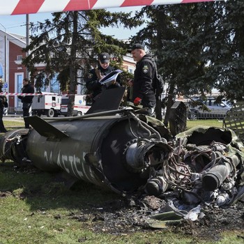Penampakan Roket Rusia Hantam Stasiun KA Pengungsi Ukraina