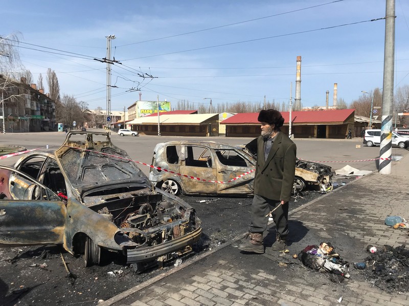 Seorang pria memeriksa sisa-sisa rudal di dekat stasiun kereta api, di tengah invasi Rusia ke Ukraina, di Kramatorsk, Ukraina. (REUTERS/STRINGER) Seorang pria memeriksa sisa-sisa rudal di dekat stasiun kereta api, di tengah invasi Rusia ke Ukraina, di Kramatorsk, Ukraina. (REUTERS/STRINGER)