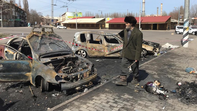 Seorang pria memeriksa sisa-sisa rudal di dekat stasiun kereta api, di tengah invasi Rusia ke Ukraina, di Kramatorsk, Ukraina. (REUTERS/STRINGER)