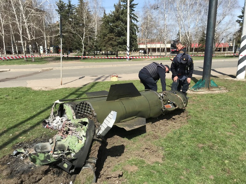 Seorang pria memeriksa sisa-sisa rudal di dekat stasiun kereta api, di tengah invasi Rusia ke Ukraina, di Kramatorsk, Ukraina. (REUTERS/STRINGER)