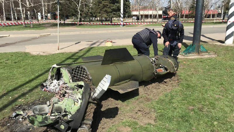 Seorang pria memeriksa sisa-sisa rudal di dekat stasiun kereta api, di tengah invasi Rusia ke Ukraina, di Kramatorsk, Ukraina. (REUTERS/STRINGER)