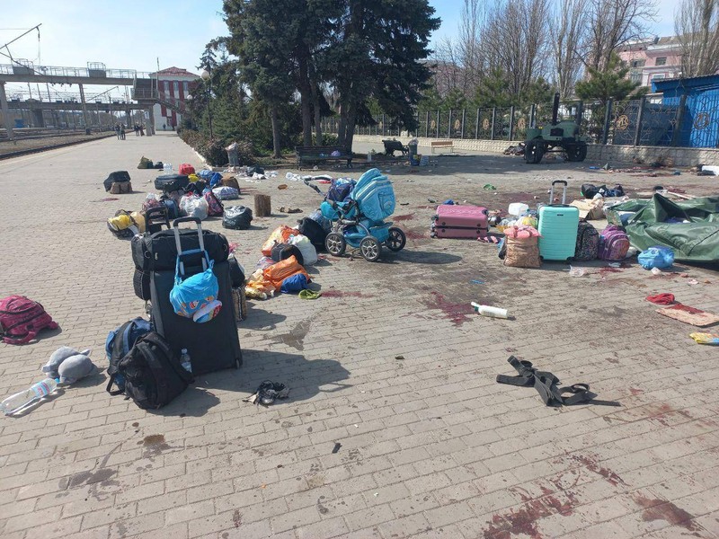 Seorang pria memeriksa sisa-sisa rudal di dekat stasiun kereta api, di tengah invasi Rusia ke Ukraina, di Kramatorsk, Ukraina. (REUTERS/STRINGER) Seorang pria memeriksa sisa-sisa rudal di dekat stasiun kereta api, di tengah invasi Rusia ke Ukraina, di Kramatorsk, Ukraina. (REUTERS/STRINGER)