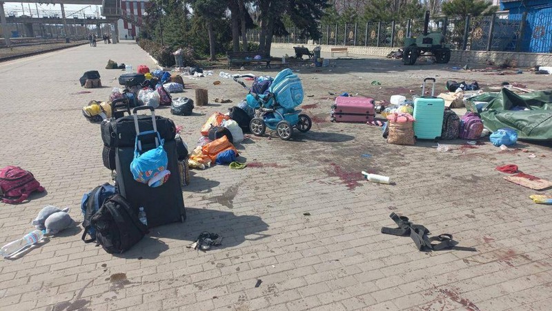 Seorang pria memeriksa sisa-sisa rudal di dekat stasiun kereta api, di tengah invasi Rusia ke Ukraina, di Kramatorsk, Ukraina. (REUTERS/STRINGER)