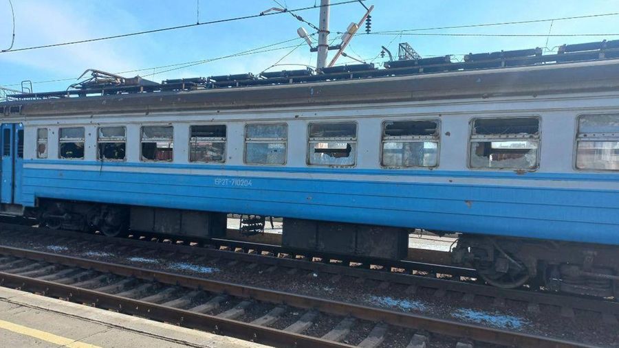 Seorang pria memeriksa sisa-sisa rudal di dekat stasiun kereta api, di tengah invasi Rusia ke Ukraina, di Kramatorsk, Ukraina. (REUTERS/STRINGER)