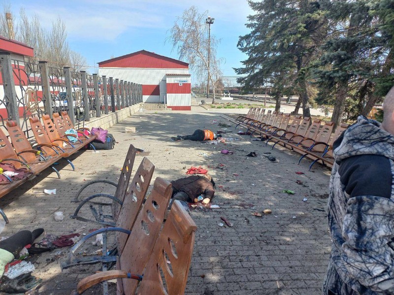 Seorang pria memeriksa sisa-sisa rudal di dekat stasiun kereta api, di tengah invasi Rusia ke Ukraina, di Kramatorsk, Ukraina. (REUTERS/STRINGER) Seorang pria memeriksa sisa-sisa rudal di dekat stasiun kereta api, di tengah invasi Rusia ke Ukraina, di Kramatorsk, Ukraina. (REUTERS/STRINGER)