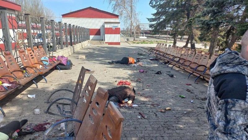 Seorang pria memeriksa sisa-sisa rudal di dekat stasiun kereta api, di tengah invasi Rusia ke Ukraina, di Kramatorsk, Ukraina. (REUTERS/STRINGER)