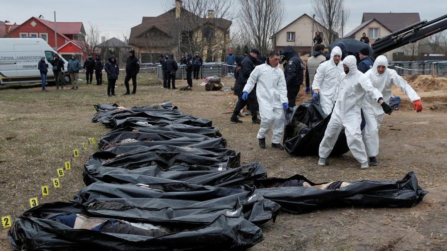 Tim forensik menggali mayat warga sipil yang menurut pejabat Ukraina tewas saat serangan Rusia  dan kemudian dimakamkan di kuburan massal di kota Bucha, di luar Kyiv, Ukraina, Jumat (8/4/2022). (REUTERS/Valentyn Ogirenko)