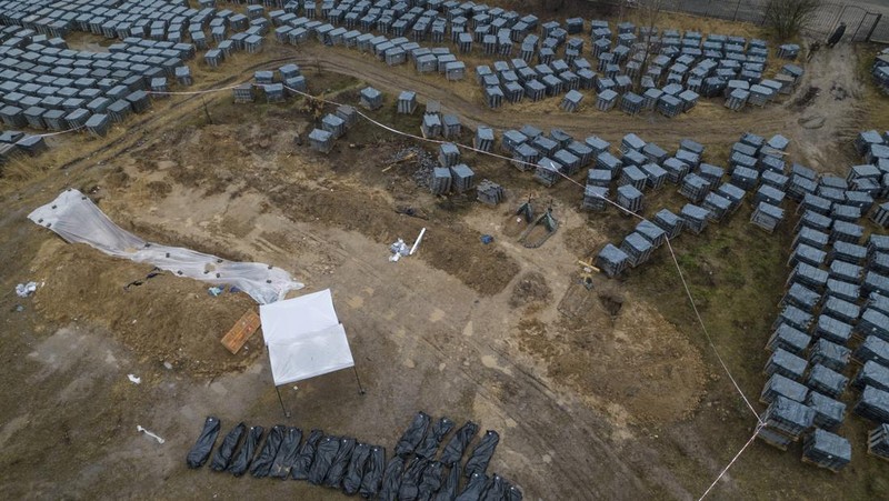 Tim forensik menggali mayat warga sipil yang menurut pejabat Ukraina tewas saat serangan Rusia  dan kemudian dimakamkan di kuburan massal di kota Bucha, di luar Kyiv, Ukraina, Jumat (8/4/2022). (REUTERS/Valentyn Ogirenko)