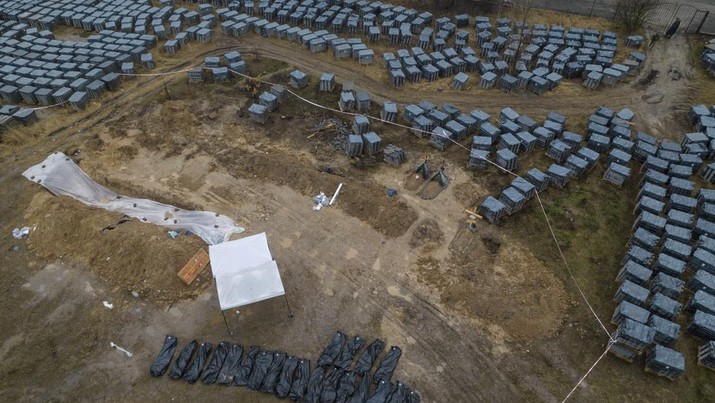 Kuburan Massal Warga Spil Ukraina di Bucha, di wilayah Kyiv, Ukraina, Kantong plastik berisi mayat yang digali dari kuburan massal berjejer di Bucha, di pinggiran Kyiv, Ukraina, Jumat (8/4/2022). (AP Photo/Rodrigo Abd)