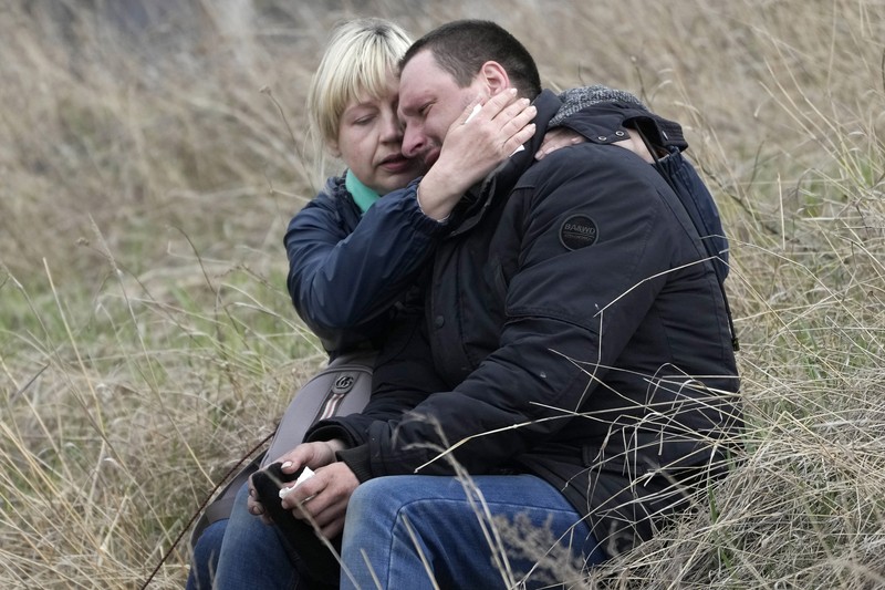 Tim forensik menggali mayat warga sipil yang menurut pejabat Ukraina tewas saat serangan Rusia  dan kemudian dimakamkan di kuburan massal di kota Bucha, di luar Kyiv, Ukraina, Jumat (8/4/2022). (REUTERS/Valentyn Ogirenko)
