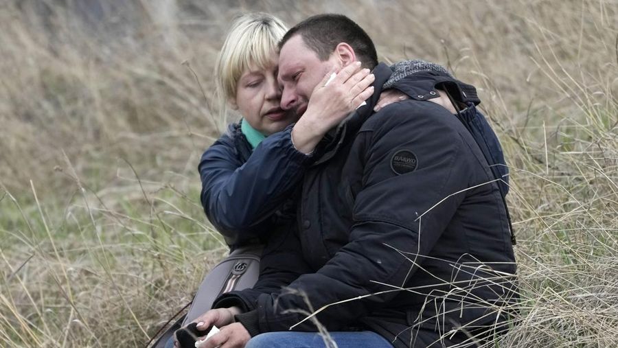 Tim forensik menggali mayat warga sipil yang menurut pejabat Ukraina tewas saat serangan Rusia  dan kemudian dimakamkan di kuburan massal di kota Bucha, di luar Kyiv, Ukraina, Jumat (8/4/2022). (REUTERS/Valentyn Ogirenko)