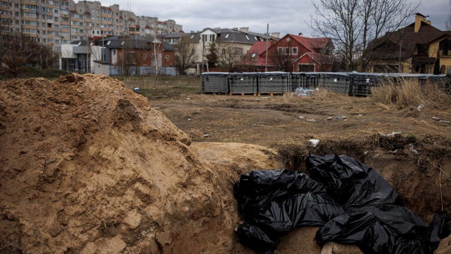 Mayat warga sipil yang menurut warga dibunuh tentara Rusia saat serangan rusia ke Uraina di kuburan massal di Bucha, di wilayah Kyiv, Ukraina, Rabu (6/4/2022). ( REUTERS/ Alkis Konstantinidis)