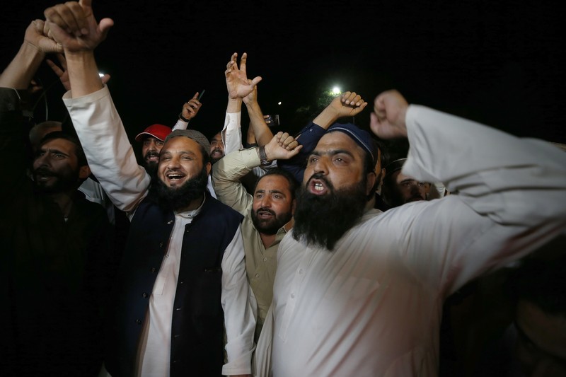 Pendukung partai oposisi merayakan keberhasilan mosi tidak percaya terhadap Perdana Menteri Pakistan Imran Khan Pendukung partai oposisi meneriakkan slogan-slogan saat mereka merayakan keberhasilan mosi tidak percaya terhadap Perdana Menteri Imran Khan di luar Majelis Nasional, di Islamabad, Pakistan, Minggu (10/4/2022). Oposisi politik Pakistan menggulingkan perdana menteri negara tersebut dengai mosi tidak percaya. (AP/Anjum Naveed)