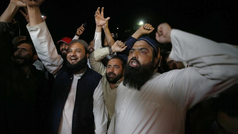 Pendukung partai oposisi meneriakkan slogan-slogan saat mereka merayakan keberhasilan mosi tidak percaya terhadap Perdana Menteri Imran Khan di luar Majelis Nasional, di Islamabad, Pakistan, Minggu (10/4/2022). Oposisi politik Pakistan menggulingkan perdana menteri negara tersebut dengai mosi tidak percaya. (AP/Anjum Naveed)
