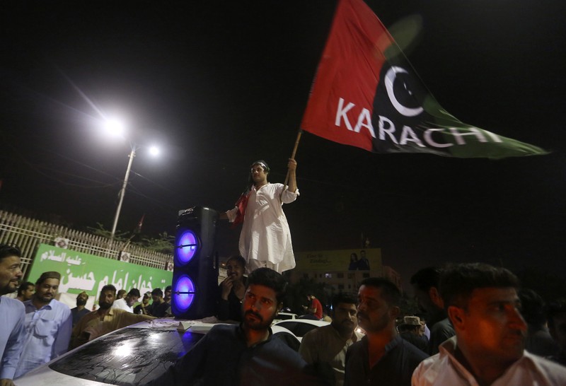 Pendukung partai oposisi merayakan keberhasilan mosi tidak percaya terhadap Perdana Menteri Pakistan Imran Khan Pendukung partai oposisi meneriakkan slogan-slogan saat mereka merayakan keberhasilan mosi tidak percaya terhadap Perdana Menteri Imran Khan di luar Majelis Nasional, di Islamabad, Pakistan, Minggu (10/4/2022). Oposisi politik Pakistan menggulingkan perdana menteri negara tersebut dengai mosi tidak percaya. (AP/Anjum Naveed)
