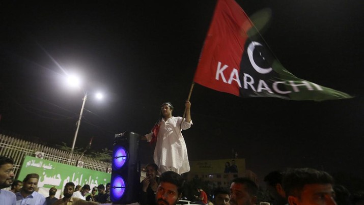 Pendukung partai oposisi merayakan keberhasilan mosi tidak percaya terhadap Perdana Menteri Pakistan Imran Khan Pendukung partai oposisi merayakan keberhasilan mosi tidak percaya terhadap Perdana Menteri Imran Khan , di Karachi, Pakistan, Minggu (10/4/2022). Oposisi politik Pakistan menggulingkan perdana menteri negara tersebut dengai mosi tidak percaya. (AP/Fareed Khan)