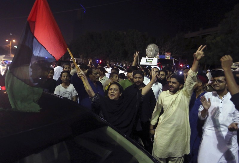 Pendukung partai oposisi merayakan keberhasilan mosi tidak percaya terhadap Perdana Menteri Pakistan Imran Khan Pendukung partai oposisi meneriakkan slogan-slogan saat mereka merayakan keberhasilan mosi tidak percaya terhadap Perdana Menteri Imran Khan di luar Majelis Nasional, di Islamabad, Pakistan, Minggu (10/4/2022). Oposisi politik Pakistan menggulingkan perdana menteri negara tersebut dengai mosi tidak percaya. (AP/Anjum Naveed)
