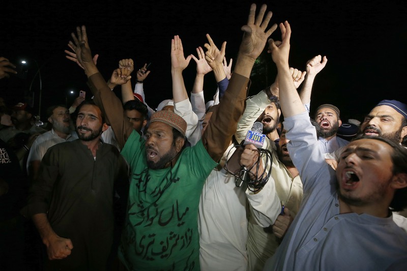 Pendukung partai oposisi merayakan keberhasilan mosi tidak percaya terhadap Perdana Menteri Pakistan Imran Khan Pendukung partai oposisi meneriakkan slogan-slogan saat mereka merayakan keberhasilan mosi tidak percaya terhadap Perdana Menteri Imran Khan di luar Majelis Nasional, di Islamabad, Pakistan, Minggu (10/4/2022). Oposisi politik Pakistan menggulingkan perdana menteri negara tersebut dengai mosi tidak percaya. (AP/Anjum Naveed)