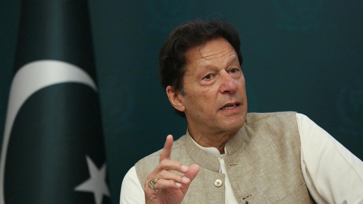 Perdana Menteri Pakistan Imran Khan FILE PHOTO: Pakistan's Prime Minister Imran Khan speaks during an interview with Reuters in Islamabad, Pakistan June 4, 2021. REUTERS/Saiyna Bashir/File Photo