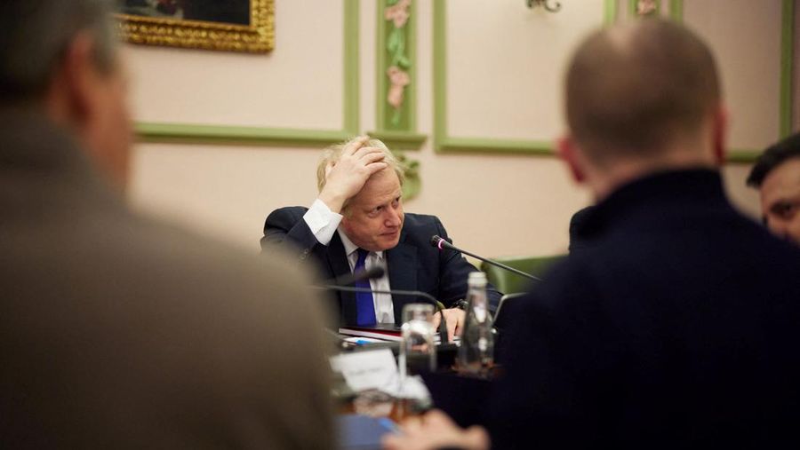 Presiden Ukraina Volodymyr Zelensky dan Perdana Menteri Inggris Boris Johnson menghadiri pertemuan, saat serangan Rusia terhadap Ukraina berlanjut, di Kyiv, Ukraina, Sabtu (9/4/2022). (Ukrainian Presidential Press Service/Handout via REUTERS)