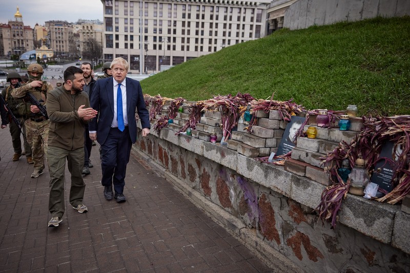 Presiden Ukraina Volodymyr Zelensky dan Perdana Menteri Inggris Boris Johnson menghadiri pertemuan, saat serangan Rusia terhadap Ukraina berlanjut, di Kyiv, Ukraina, Sabtu (9/4/2022). (Ukrainian Presidential Press Service/Handout via REUTERS)