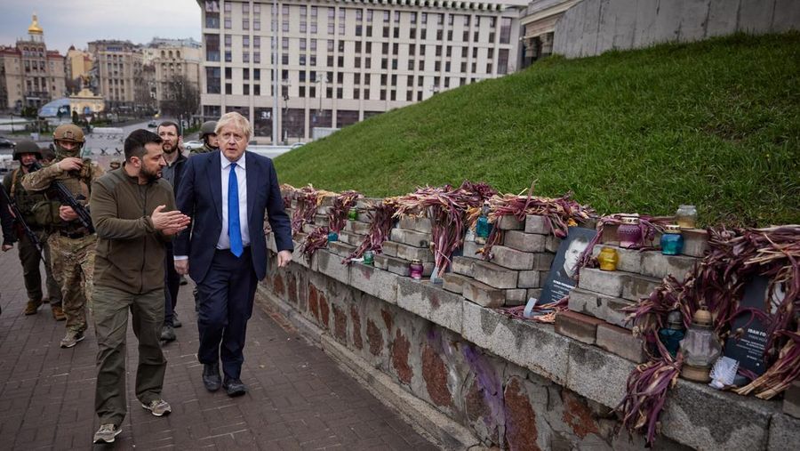 Presiden Ukraina Volodymyr Zelensky dan Perdana Menteri Inggris Boris Johnson menghadiri pertemuan, saat serangan Rusia terhadap Ukraina berlanjut, di Kyiv, Ukraina, Sabtu (9/4/2022). (Ukrainian Presidential Press Service/Handout via REUTERS)