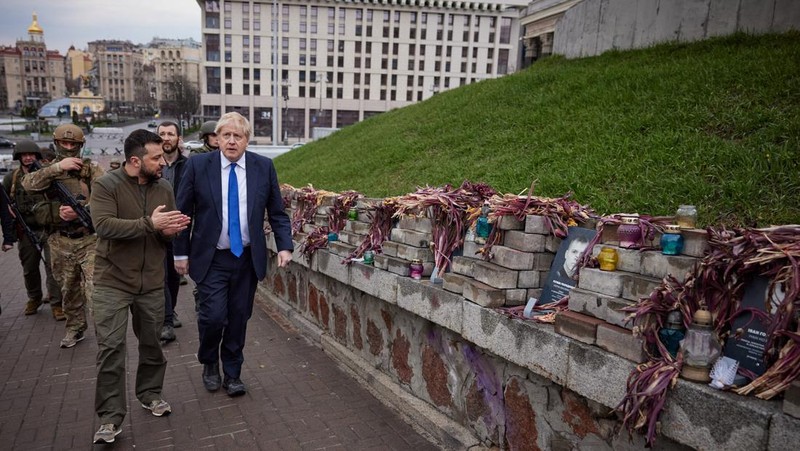 Presiden Ukraina Volodymyr Zelensky dan Perdana Menteri Inggris Boris Johnson menghadiri pertemuan, saat serangan Rusia terhadap Ukraina berlanjut, di Kyiv, Ukraina, Sabtu (9/4/2022). (Ukrainian Presidential Press Service/Handout via REUTERS)