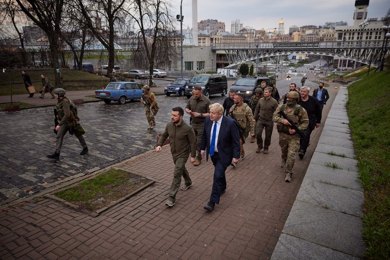 Presiden Ukraina Volodymyr Zelensky dan Perdana Menteri Inggris Boris Johnson menghadiri pertemuan, saat serangan Rusia terhadap Ukraina berlanjut, di Kyiv, Ukraina, Sabtu (9/4/2022). (Ukrainian Presidential Press Service/Handout via REUTERS)
