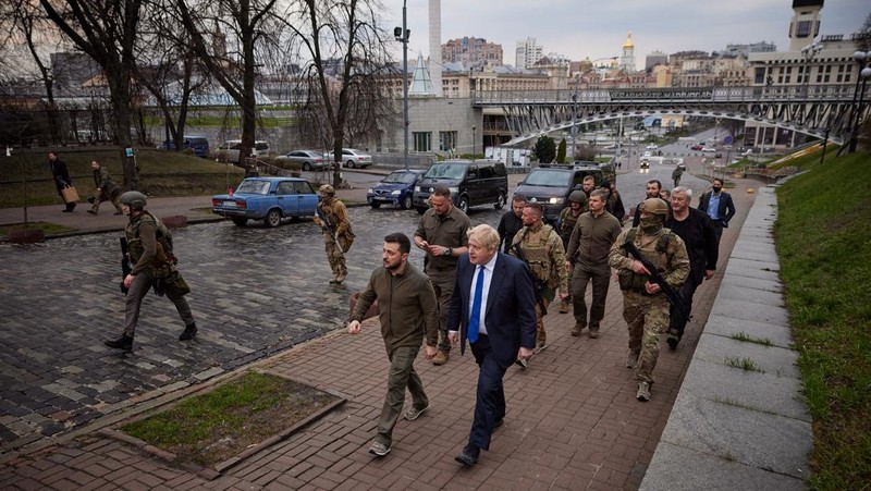 Presiden Ukraina Volodymyr Zelensky dan Perdana Menteri Inggris Boris Johnson menghadiri pertemuan, saat serangan Rusia terhadap Ukraina berlanjut, di Kyiv, Ukraina, Sabtu (9/4/2022). (Ukrainian Presidential Press Service/Handout via REUTERS)