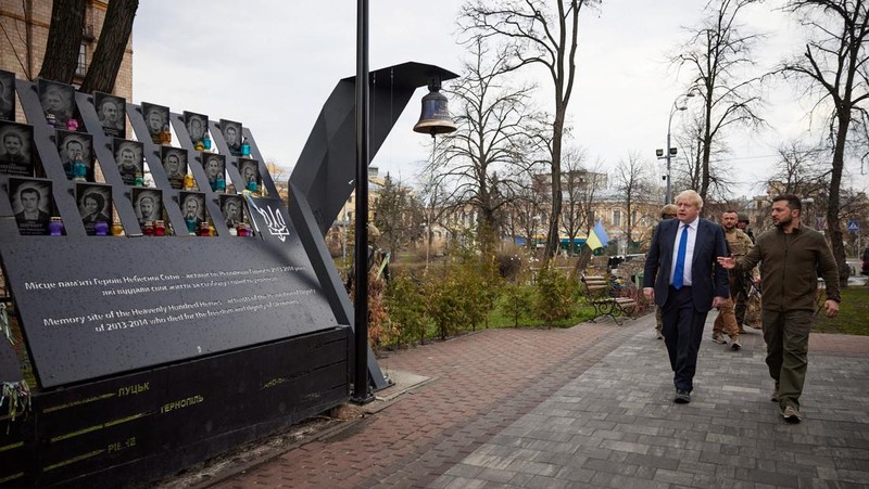 Presiden Ukraina Volodymyr Zelensky dan Perdana Menteri Inggris Boris Johnson menghadiri pertemuan, saat serangan Rusia terhadap Ukraina berlanjut, di Kyiv, Ukraina, Sabtu (9/4/2022). (Ukrainian Presidential Press Service/Handout via REUTERS)