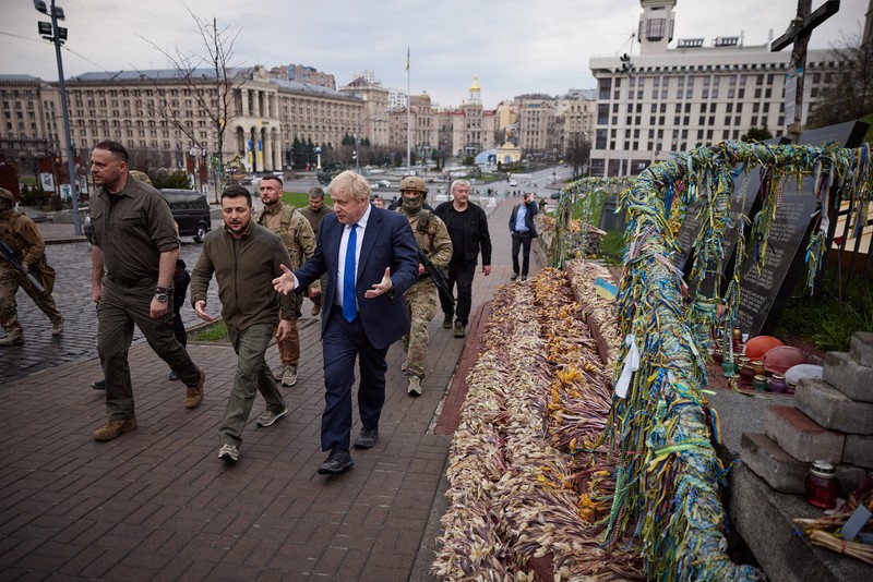 Presiden Ukraina Volodymyr Zelensky dan Perdana Menteri Inggris Boris Johnson menghadiri pertemuan, saat serangan Rusia terhadap Ukraina berlanjut, di Kyiv, Ukraina, Sabtu (9/4/2022). (Ukrainian Presidential Press Service/Handout via REUTERS)