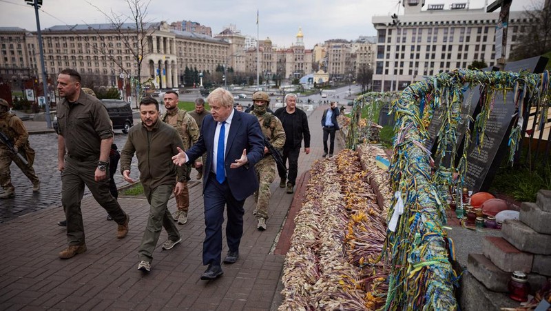 Presiden Ukraina Volodymyr Zelensky dan Perdana Menteri Inggris Boris Johnson menghadiri pertemuan, saat serangan Rusia terhadap Ukraina berlanjut, di Kyiv, Ukraina, Sabtu (9/4/2022). (Ukrainian Presidential Press Service/Handout via REUTERS)