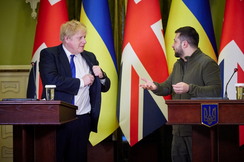 Pertemuan Presiden Ukraina Volodymyr Zelensky dan Perdana Menteri Inggris Boris Johnson di Kyiv, Ukraina Presiden Ukraina Volodymyr Zelensky dan Perdana Menteri Inggris Boris Johnson menghadiri pertemuan, saat serangan Rusia terhadap Ukraina berlanjut, di Kyiv, Ukraina, Sabtu (9/4/2022). (Ukrainian Presidential Press Service/Handout via REUTERS)