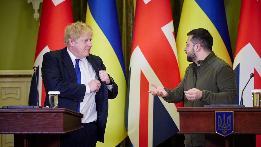 Presiden Ukraina Volodymyr Zelensky dan Perdana Menteri Inggris Boris Johnson menghadiri pertemuan, saat serangan Rusia terhadap Ukraina berlanjut, di Kyiv, Ukraina, Sabtu (9/4/2022). (Ukrainian Presidential Press Service/Handout via REUTERS)