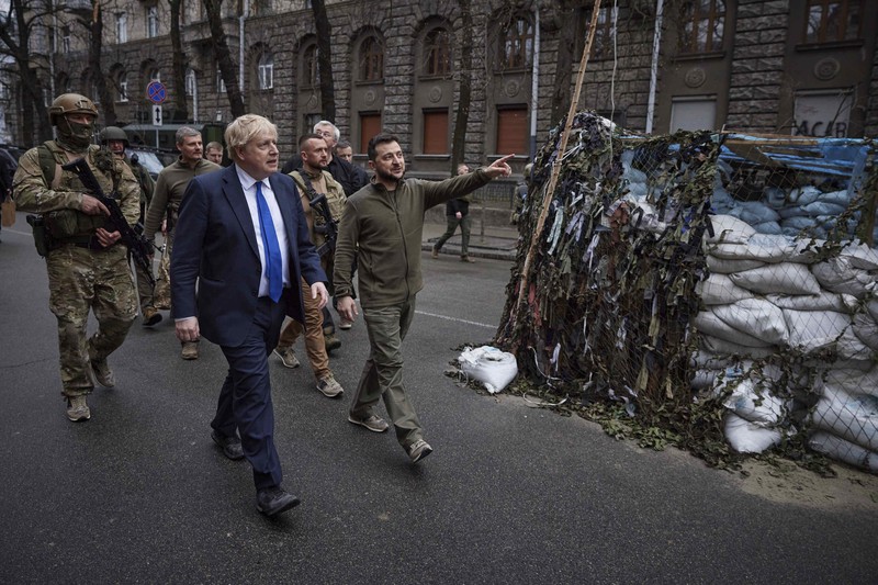 Presiden Ukraina Volodymyr Zelensky dan Perdana Menteri Inggris Boris Johnson menghadiri pertemuan, saat serangan Rusia terhadap Ukraina berlanjut, di Kyiv, Ukraina, Sabtu (9/4/2022). (Ukrainian Presidential Press Service/Handout via REUTERS)