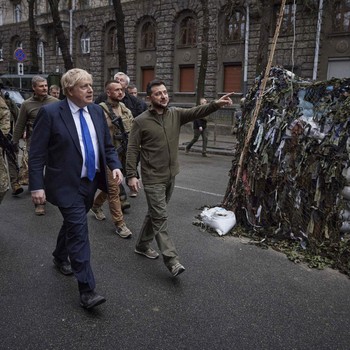 Mesranya Boris Johnson dan Zelensky Keliling Kota Kyiv