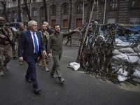 Mesranya Boris Johnson dan Zelensky Keliling Kota Kyiv